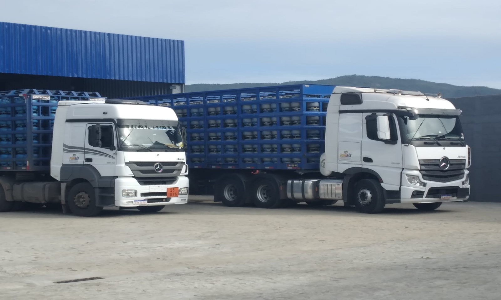 Caminhões da frota TransGAS na base
